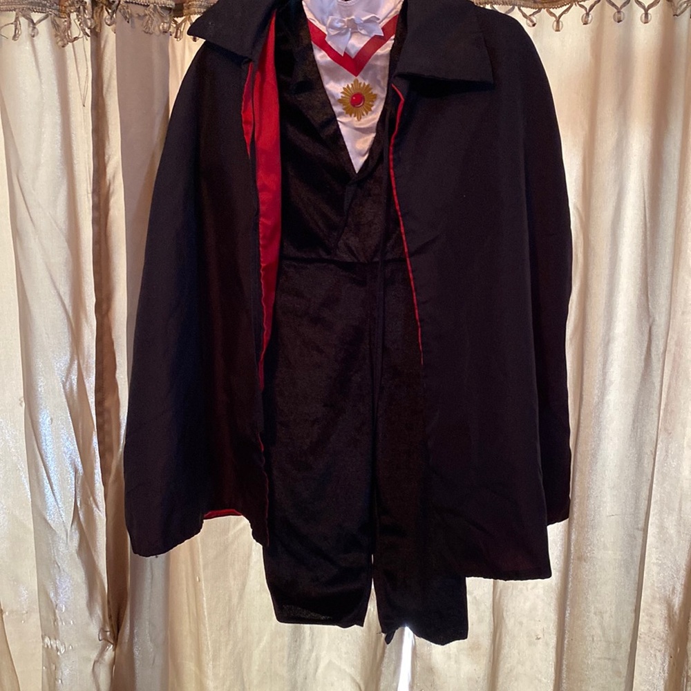 Child 2T vampire costume. 2 pc heavy cape
